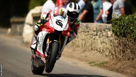Szörnyethalt William Dunlop a Skerries 100 verseny szombati edzésén