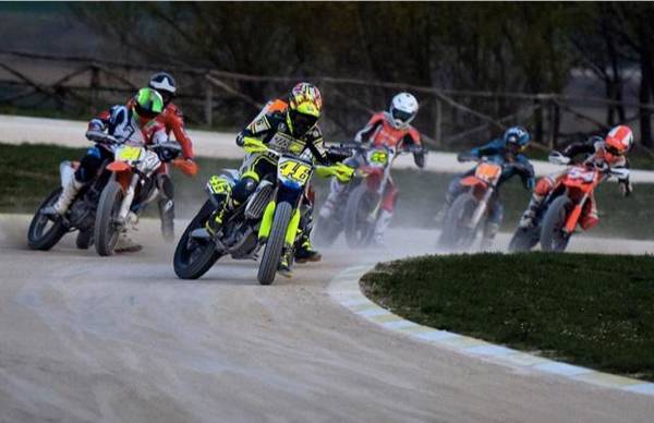 ?Csúsztatva az igazi - Kipróbáltam a flat track motorozást Magyarországon!?