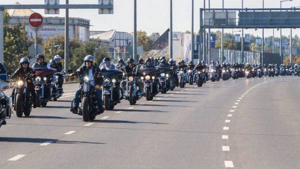 Budapest utcáin krúzolva intettek búcsút a motoros szezonnak a Harley-sok- Képriport