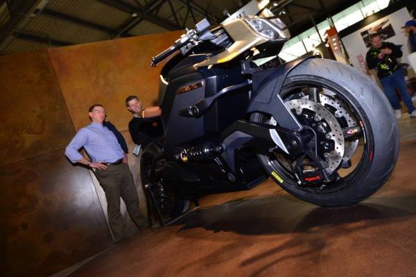 Villanymotoros motorkerékpár, amit csak a saját sisakjával lehet irányítani - EICMA 2019