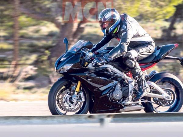 Kémfotókon a következő Triumph Daytona méghozzá az új, 765-ös motorral!