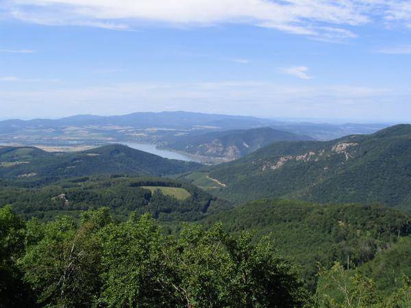 Elrettentő táblák dobogókőn!