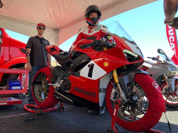 Nagyot robban a Ducati 916 V4