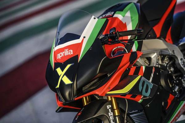Hiper szuper limitált modellt mutatott be az Aprilia RSV4 X néven