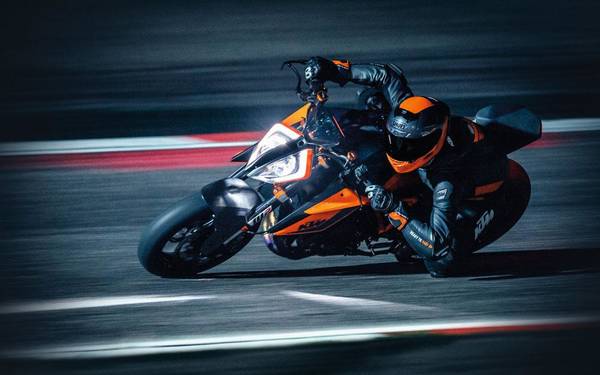 Tovább bővül az izmos naked felhozatal, a KTM is benevezett a versenybe