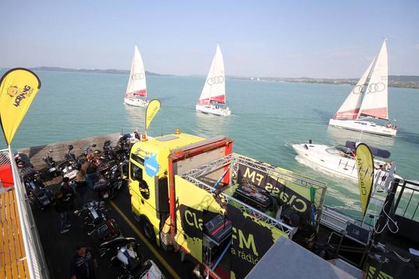 Motortenger a Balatonon