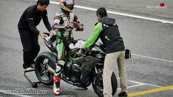 Hétvégi mozi: a Ninja H2R Suzukában
