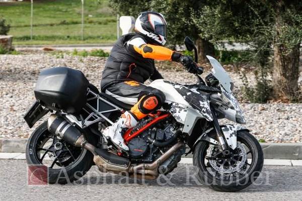 KTM1290SMT: készül a SuperDuke R túraverziója