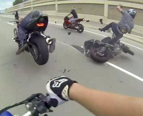 A nap videója: Ezért ne bambulj a motoron...