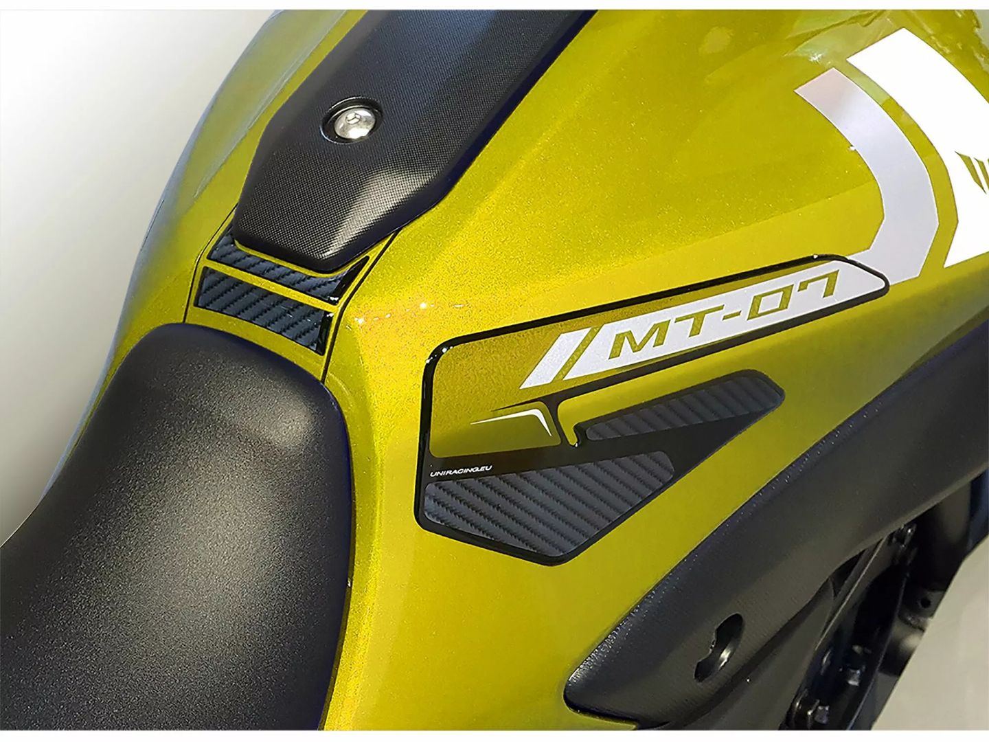 Uniracing K46025 tartálybetét Matrica 1